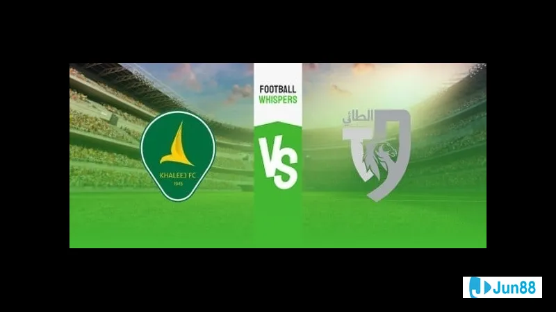 Các cầu thủ Al Taee và Al Khaleej đang tranh chấp quả bóng trên sân cỏ