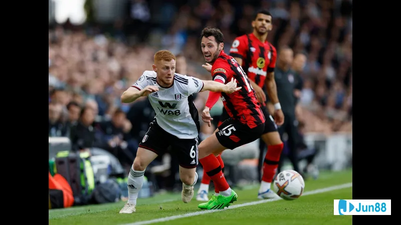 Cầu thủ Bournemouth với sự quyết tâm chinh phục bóng trước sự áp đảo từ cầu thủ Fulham Cầu thủ Bournemouth với sự quyết tâm chinh phục bóng trước sự áp đảo từ cầu thủ Fulham