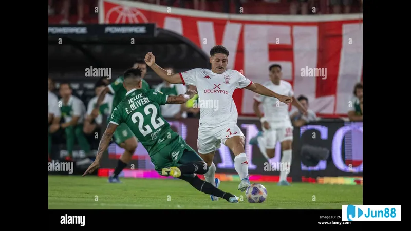 Cầu thủ của Huracan chống chọi với cầu thủ của Banfield trong trận đấu quyết liệt.