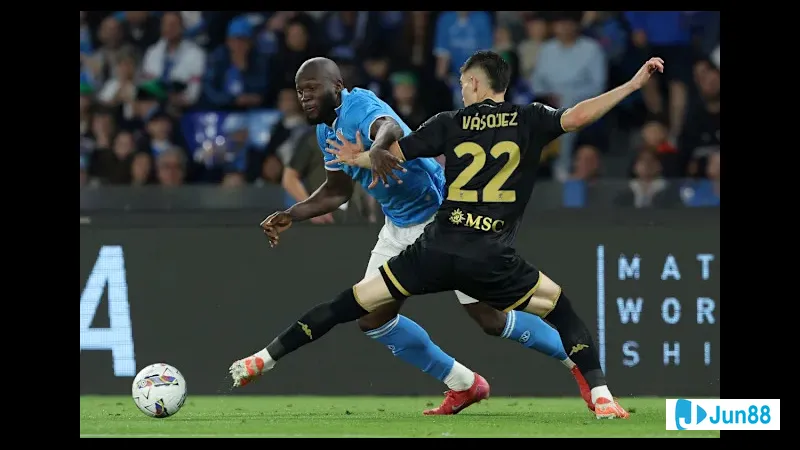 Cầu thủ Napoli sử dụng kỹ thuật chuyền bóng qua phòng ngự Genoa Cầu thủ Napoli sử dụng kỹ thuật chuyền bóng qua phòng ngự Genoa