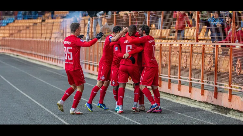 Cầu thủ của Pyunik Yerevan và Ararat Armenia đang tranh chấp quả bóng trên sân cỏ Cầu thủ của Pyunik Yerevan và Ararat Armenia đang tranh chấp quả bóng trên sân cỏ