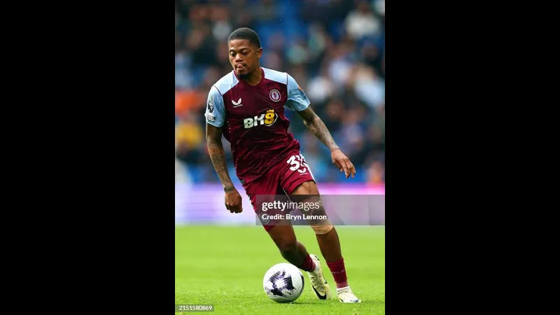 Cầu thủ Brighton với áo màu xanh lao vào vùng cấm của Aston Villa trong trận đấu
