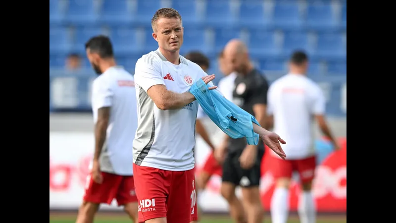 Cầu thủ Kasimpasa vượt qua Genclerbirligi để tiến gần khung thành đối phương. Cầu thủ Kasimpasa vượt qua Genclerbirligi để tiến gần khung thành đối phương.