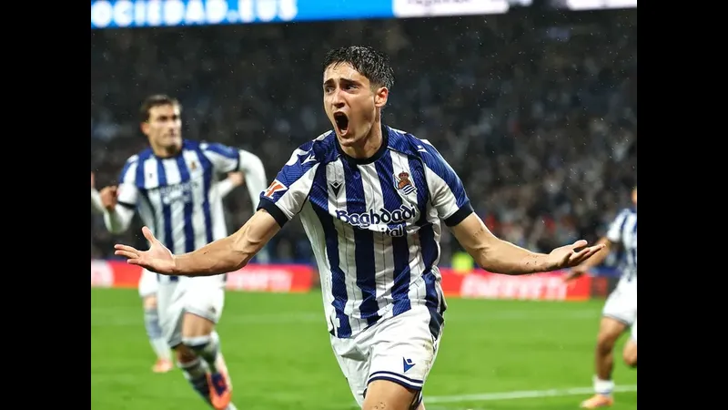 Cầu thủ Real Sociedad đang nỗ lực ngăn chặn cú sút mạnh của đối phương Levante. Cầu thủ Real Sociedad đang nỗ lực ngăn chặn cú sút mạnh của đối phương Levante.