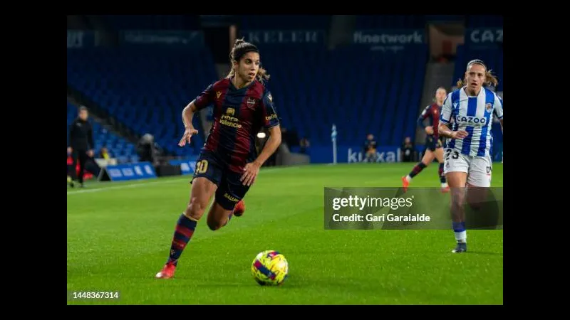 Cầu thủ từ đội Levante dùng kỹ thuật đi bóng qua cầu thủ đối phương từ Real Sociedad Cầu thủ từ đội Levante dùng kỹ thuật đi bóng qua cầu thủ đối phương từ Real Sociedad