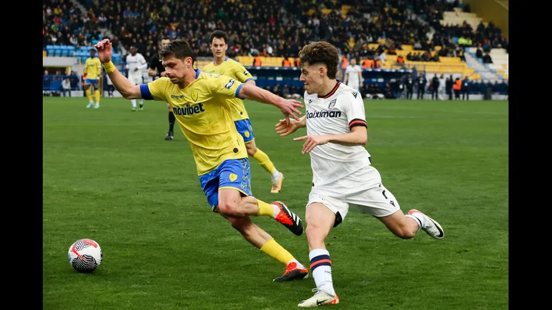 Cầu thủ của Panserraikos và Panetolikos tranh chấp quyết liệt trên sân cỏ. Cầu thủ của Panserraikos và Panetolikos tranh chấp quyết liệt trên sân cỏ.