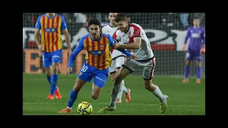 Cầu thủ của Real Avila chống chọi với cầu thủ của Rayo Vallecano trong trận đấu đầy cảm…