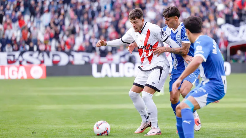 Cầu thủ Real Avila chống chọi với cầu thủ Rayo Vallecano trong trận đấu sôi động.