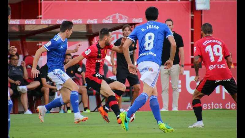 Cầu thủ của Real Oviedo cố gắng ngăn chặn Mallorca tiến về phía khung thành