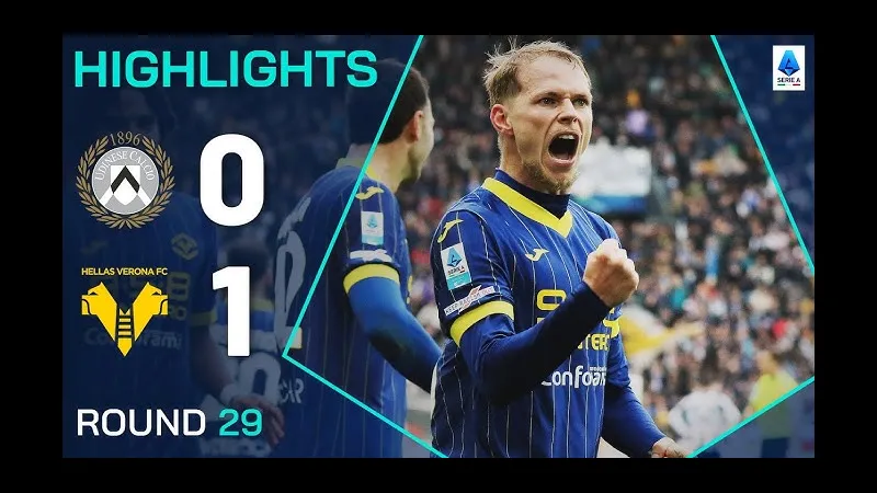 Cầu thủ Verona và Udinese tranh chấp bóng trước khán đài Cầu thủ Verona và Udinese tranh chấp bóng trước khán đài