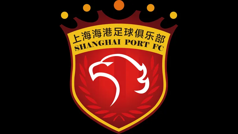 Cầu thủ Dalian Yingbo và Shanghai Port đấu tranh gay gắt trên sân cỏ Cầu thủ Dalian Yingbo và Shanghai Port đấu tranh gay gắt trên sân cỏ