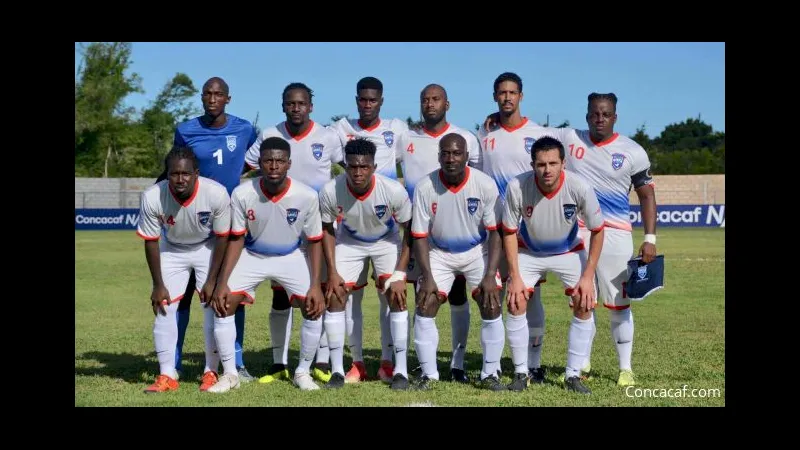 Cầu thủ đội Sint Maarten nỗ lực ngăn chặn cầu thủ đội Dominica. Cầu thủ đội Sint Maarten nỗ lực ngăn chặn cầu thủ đội Dominica.