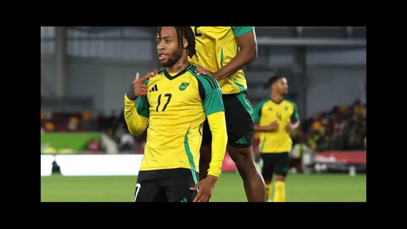 Cầu thủ New Caledonia và Jamaica đối đầu trên sân cỏ Cầu thủ New Caledonia và Jamaica đối đầu trên sân cỏ
