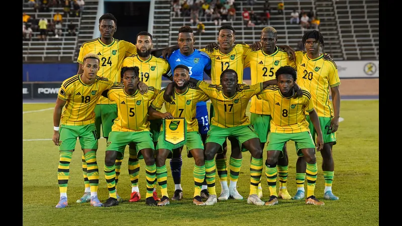 Cầu thủ New Caledonia và Jamaica đang tranh chấp quả bóng trên sân Cầu thủ New Caledonia và Jamaica đang tranh chấp quả bóng trên sân