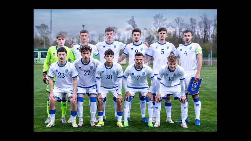 Cầu thủ U19 Kosovo chạy nhanh trên sân Cầu thủ U19 Kosovo chạy nhanh trên sân